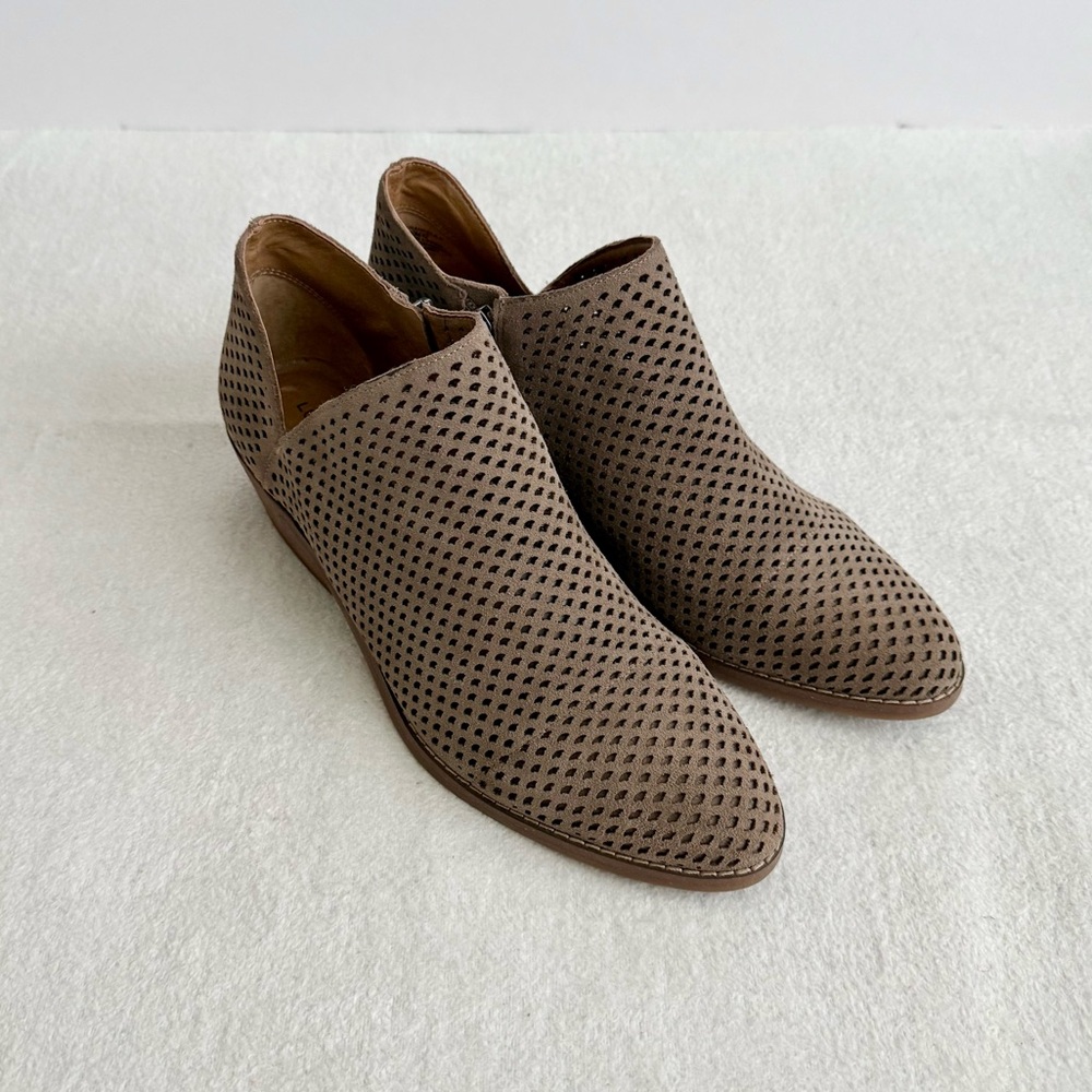 Lucky Brand Taupe Perforated Cutout Ankle Boots Women’s Size 10 Western Boho - Picture 3 of 10